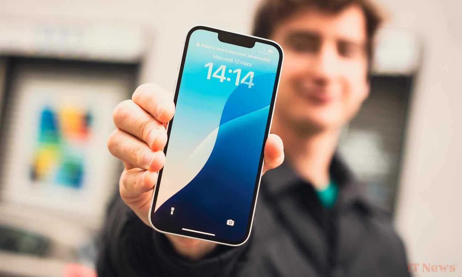 Europeans are buying fewer smartphones, but are moving up in price